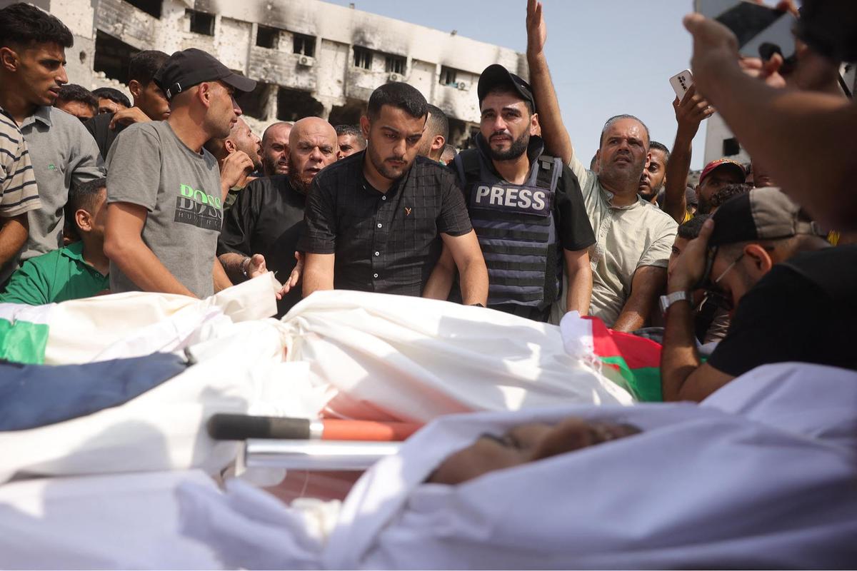 FOTO: Tangis Haru Iringi Pemakaman Lima Jurnalis Al Jazeera Korban Serangan Israel di Gaza