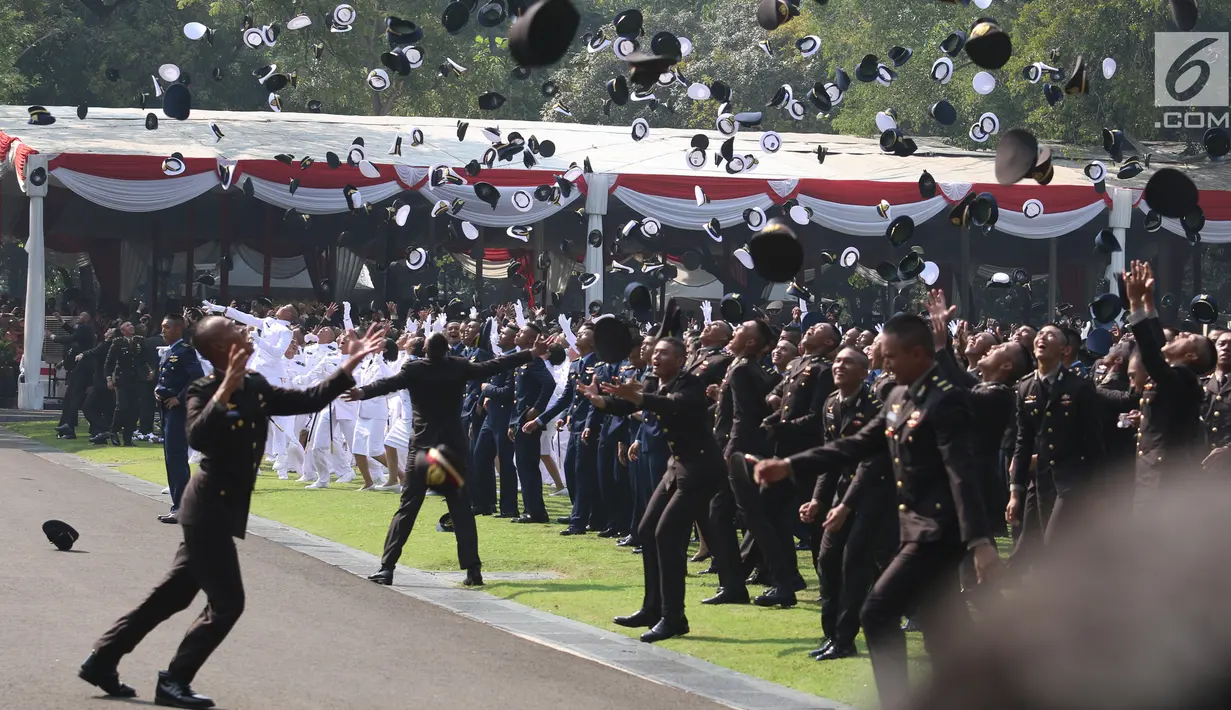 Sejumlah perwira TNI dan Polri melemparkan topi ke udara setelah dilantik Presiden Joko Widodo pada Upacara Prasetya Perwira (Praspa) TNI dan Polri angkatan 2019 di Istana Merdeka, Jakarta, Kamis (16/7/2019). Jokowi melantik 781 perwira TNI dan Polri di Halaman Istana (Liputan6.com/Angga Yuniar)