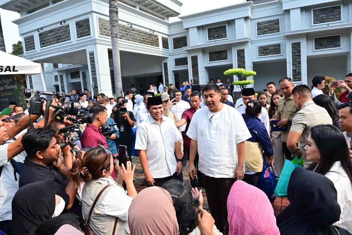 FOTO: TNI AL Salurkan Bantuan Sembako untuk Warga Menteng Tenggulun