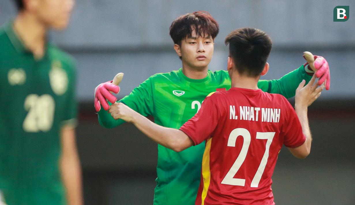 Kiper Vietnam U-19, Cao Van Binh saat melawan Thailand U-19 pada laga perebutan tempat ketiga Piala AFF U-19 2022 di Stadion Patriot Chandrabhaga, Bekasi, Jumat (15/7/2022). (Bola.com/Bagaskara Lazuardi)
