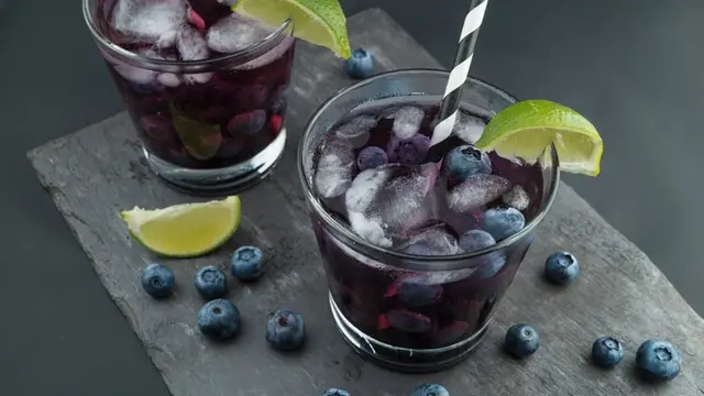 Mengunyah Es Batu dan Mengonsumsi Minuman Bersoda