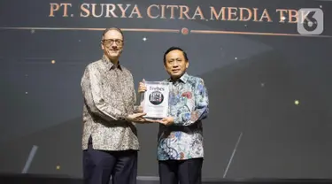 Direktur SCM, Imam Sudjarwo, menerima penghargaan dari Forbes Indonesia dalam acara bertajuk Best of the Best di Jakarta, Rabu (30/10/2019). SCM meraih penghargaan berkategori perusahaan dengan kapitalisasi pasar (market capitalization) di atas USD 1 miliar. (Liputan6.com/Faizal Fanani)