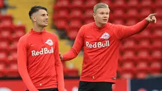 Penyerang Red Bull Salzburg, Erling Haaland (kanan) saat mengikuti sesi latihan tim di stadion Anfield, Inggris (1/10/2019). Red Bull Salzburg akan bertanding melawan Liverpool pada grup E Liga Champions. (AFP Photo/Lindsey Parnaby)