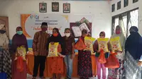 Yayasan Al Multazam Flores Bagi Paket Sembako bagi Warga Muslim di Pesisir Kota Uneng. (Liputan6.com/Dionisius Wilibardus)