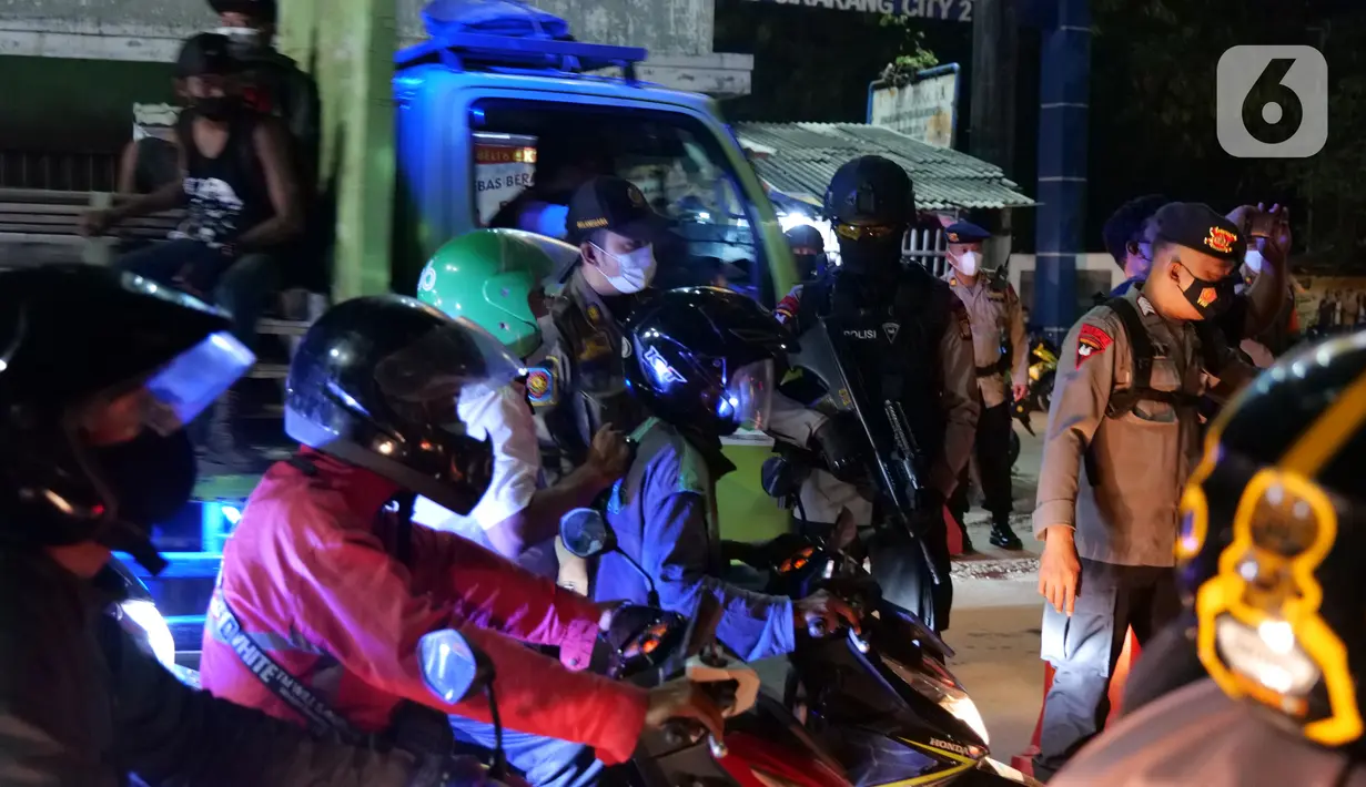 Polisi melakukan penyekatan pemudik motor yang akan melintas di posko penyekatan mudik di Kedungwaringin, Kabupaten Bekasi, Senin (10/5/2021). Pada H-3 menjelang Idul Fitri 1442 H, jumlah petugas yang berjaga di pos penyekatan Kedungwaringin ditambah sebanyak 150 orang (Liputan6.com/Herman Zakharia)