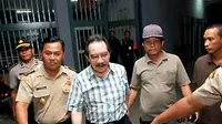 Terdakwa kasus pembunuhan Direktur utama PT.Putra Rajawali Banjaran Nasrudin Zulkarnaen, Antasari Azhar tiba di Lapas Tangerang , Banten. (ANTARA)
