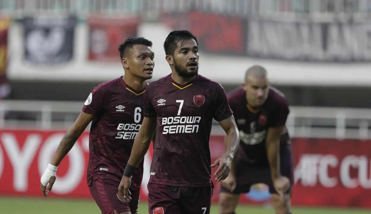 Pemain PSM Makassar, Zulham Zamrun dan Ferdinand Sinaga tampak kecewa usai gagal lolos ke final Zona ASEAN Piala AFC 2019 meski menang atas Becamex Binh Duong di Stadion Pakansari, Rabu (26/6). PSM menang 2-1 atas Becamex Binh Duong. (Bola.com/M Iqbal Ichsan)