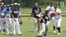 Peserta Asia Baseball Clinic mempraktikkan materi yang diberikan Shuhei Fukuda di Lapangan Baseball GBK, Jakarta, Rabu (19/12). Program ini digelar untuk kedua kalinya dan dikuti 100 atlet Indonesia dari beragam usia. (Liputan6.com/Helmi Fithriansyah)