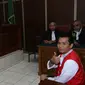 Tersangka Robby Abbas (RA) saat menjalani sidang Pengadilan Negeri Jakarta Selatan, Selasa (22/9/2015). Sidang ditunda hingga 1 Oktober 2015 karena saksi yang tercatat dalam Berkas Acara Pemeriksaan tidak hadir. (Liputan6.com/Herman Zakharia)