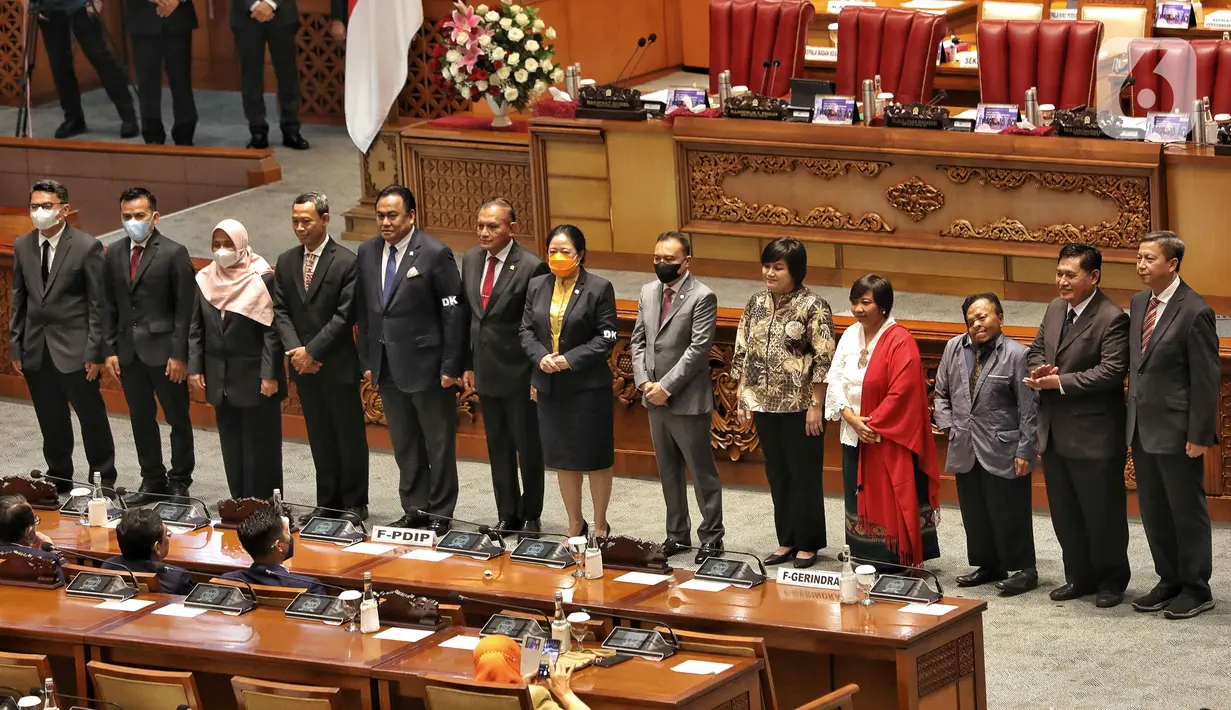 Ketua DPR Puan Maharani (tengah) bersama Wakil Ketua DPR Rachmat Gobel (kelima kiri), Lodewijk Freidrich Paulus (kenam kiri), dan Sufmi Dasco Ahmad (keenam kanan) berfoto bersama calon Anggota Komnas HAM RI periode 2022-2027 saat rapat Paripurna DPR Ke-8 Masa Persidangan I Tahun Sidang 2022-2023 di Kompleks Parlemen, Senayan, Jakarta, Selasa (4/10/2022). Dalam Rapat Paripurna tersebut DPR mengesahkan sembilan Calon Anggota Komnas HAM RI Periode 2022-2027. (Liputan6.com/Angga Yuniar)