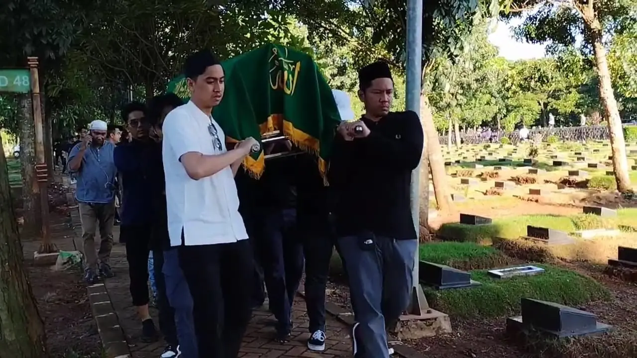 Pemakaman Ade Paloh vokalis Sore Band di TPU Pondok Ranggon, Jakarta Timur