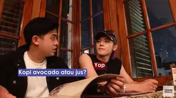 "Avocado kopi atau avocado jus?" tanya pelayan. Taeyong menjawab dengan iya, iya saja sambil mengangguk. Jerome akhirnya memesankan avocado coffee. (Foto: YouTube/ NihongoMantappu)