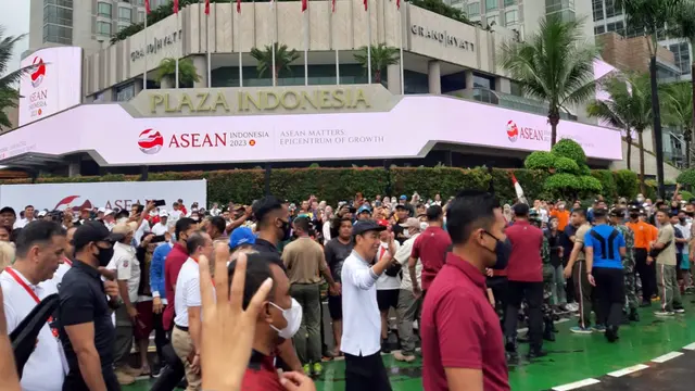 Presiden Jokowi sapa warga DKI Jakarta saat meresmikan Indonesia sebagai ketua ASEAN 2023, Minggu (29/1/2023).