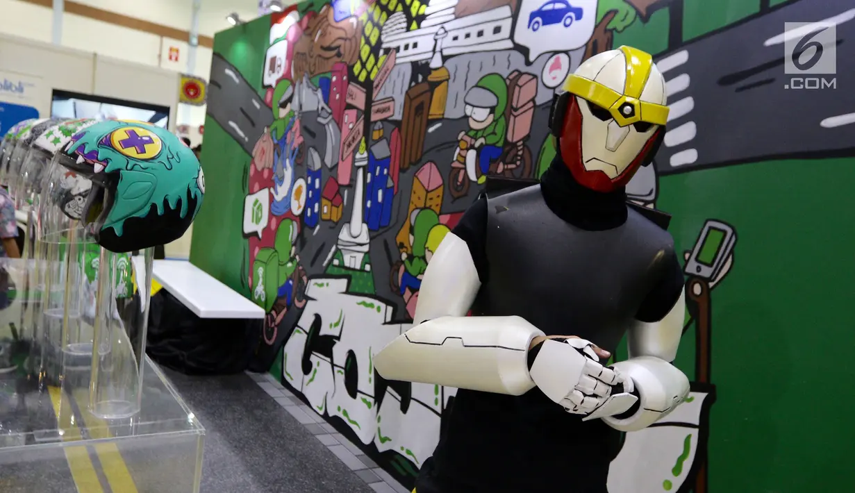 Seorang cosplayer ketika menjaga booth ojek online pada acara  Festival Popcon Asia 2017 di JCC, Jakarta, Minggu (6/8). Festival ini mengusung tema Pop Parade. (Liputan6.com/Fery Pradolo)