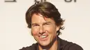 Tom Cruise memang sering melakukan adegan berbahaya sendiri tanpa jasa ‘stuntman’. Ia hampir meregang nyawa di film ‘Edge of Tomorrow’ ketika adegan bersama Emily Blunt mengendarai mobil dari bangku penumpang dan menabrak pohon. (Bintang/EPA)