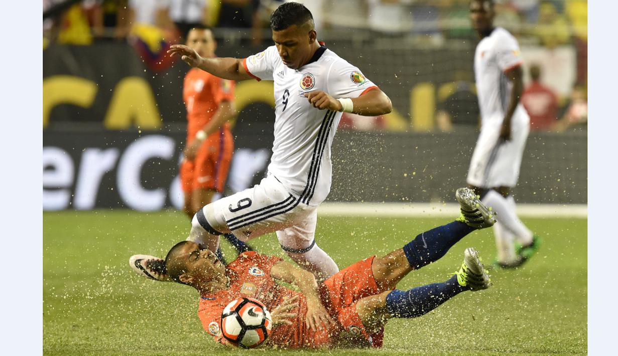 Pemain Cile, Francisco Silva (bawah), berebut bola dengan pemain Kolombia, Roger Martinez, pada laga semifinal Copa America Centenario 2016 di Stadion Soldier Field, Chicago, AS, Kamis (23/6/2016) pagi WIB. (AFP/Nicholas Kamm)