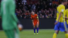 Pemain Belanda, dan Klub Bayern Munchen, Arjen Robben harus mengubur mimpi tampil pada Piala Dunia 2018 usai timnya kalah selisih gol dari Swedia. Robben pun berniat pensiun dari timnas Belanda. (AP/Peter Dejong)