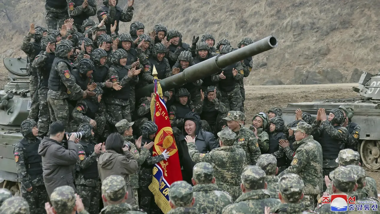 Kim Jong Un memantau latihan militer pasukan Korea Utara dengan tank baru. (KCNA via AP)