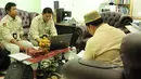 Petugas Tipidkor mendatangi sejumlah sekolah di kawasan Kebon Jeruk, Jakarta, Kamis (21/5). Petugas melakukan penyitaan barang bukti UPS anggaran 2014 atas nama tersangka Alex Usman. (Liputan6.com/Helmi Afandi)
