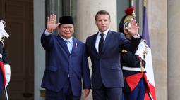 Presiden Prancis Emmanuel Macron (kanan) menyambut Presiden Indonesia Prabowo Subianto sebelum pertemuan bilateral di Istana Elysee, Paris pada 14 Juli 2025. (Ludovic MARIN/AFP)