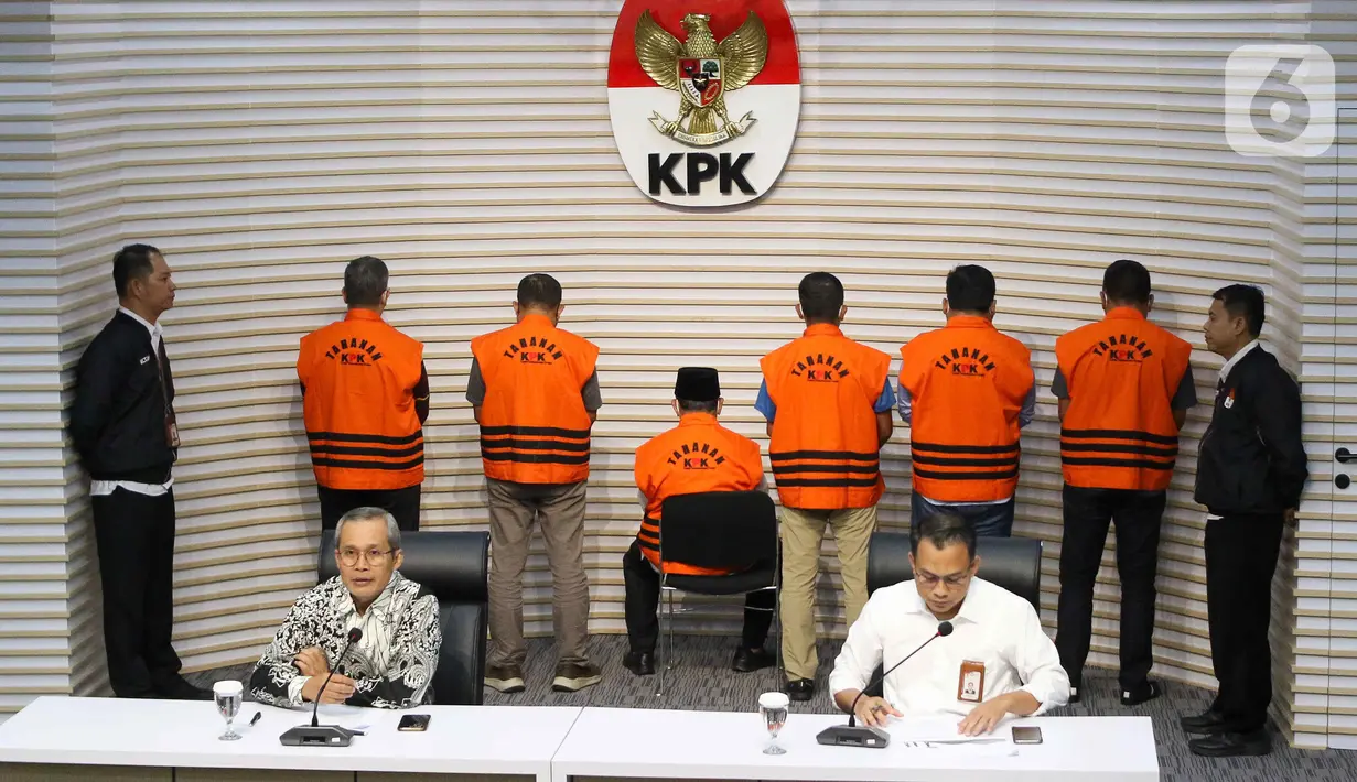Mereka yakni Kadis Perumahan dan Pemukiman Adnan Hasanudin (AH), Kadis PUPR Daud Ismail (DI), Kepala BPPBJ Ridwan Arsan (RA), ajudan gubernur Ramadhan Ibrahim (RI), serta dua pihak swasta bernama Stevi Thomas (ST) dan Khristian Wuisan (KW). (Liputan6.com/Herman Zakharia)