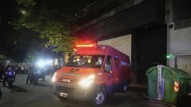 Ambulans membawa jenazah Liam Payne dari hotel CasaSur Palermo di Buenos Aires, Argentina. (AP Photo/Natacha Pisarenko)