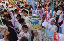 FOTO: Meriah! Siswa Merayakan Hari Santri dengan Doa dan Pawai Kebersamaan