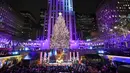 <p>Pohon Natal Rockefeller Center menyala selama upacara penyalaan di New York, Amerika Serikat, Rabu (29/11/2023). Pohon cemara Norwegia setinggi 80 kaki dan seberat 12 ton dari Vestal, NY, dihiasi dengan lebih dari 50.000 lampu LED multi-warna dan hemat energi. (Diane Bondareff/AP Images for Tishman Speyer)</p>