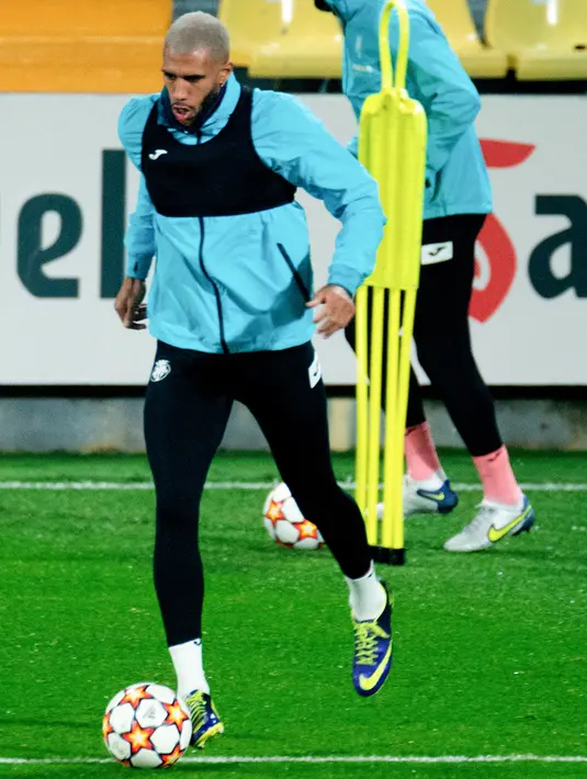 Gelandang Villarreal Etienne Capoue menghadiri sesi latihan bersama rekan setimnya di Ciudad Deportiva Villarreal di Vila-Real, Senin (22/11/2021). Villarreal bakal menjamu Manchester United dalam lanjutan Liga Champions, Selasa (23/11) waktu setempat. (JOSE JORDAN / AFP)