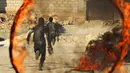 Dua pasukan pemberontak berlari usai melompati rintangan cincin api saat mengikuti latihan militer di provinsi Idlib, Suriah, (27/10). (REUTERS/Ammar Abdullah)