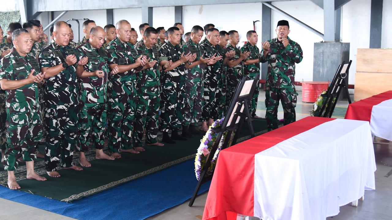 FOTO: Upacara Pelepasan Jenazah Dua Prajurit TNI AL yang Gugur dalam Musibah Tanah Longsor di Cisarua