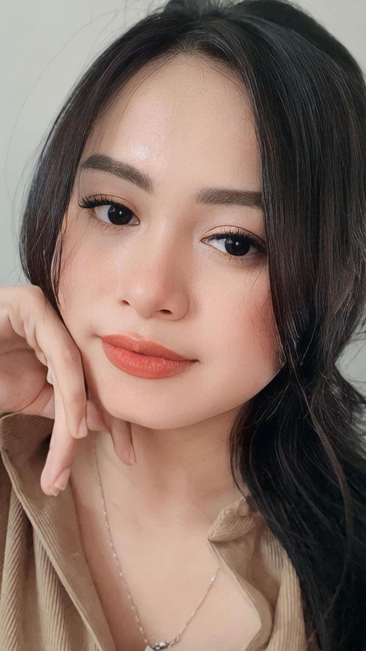 Paras cantik Ulfi pun mencuri perhatian. Ia terlihat cantik dengan makeup yang tak terlalu tebal.