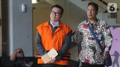 Direktur Utama Perum Perikanan Indonesia, Risyanto Suanda (kiri) usai menjalani pemeriksaan lanjutan oleh penyidik di Gedung KPK, Jakarta, Jumat (1/11/2019). Risyanto diperiksa sebagai tersangka terkait suap izin kuota impor ikan frozen pacific mackerel atau ikan salem. (merdeka.com/Dwi Narwoko)