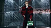 Terakhir, Jin mengenakan long coat motif tartan dengan membawa hand bag.  (Louis Vuitton)