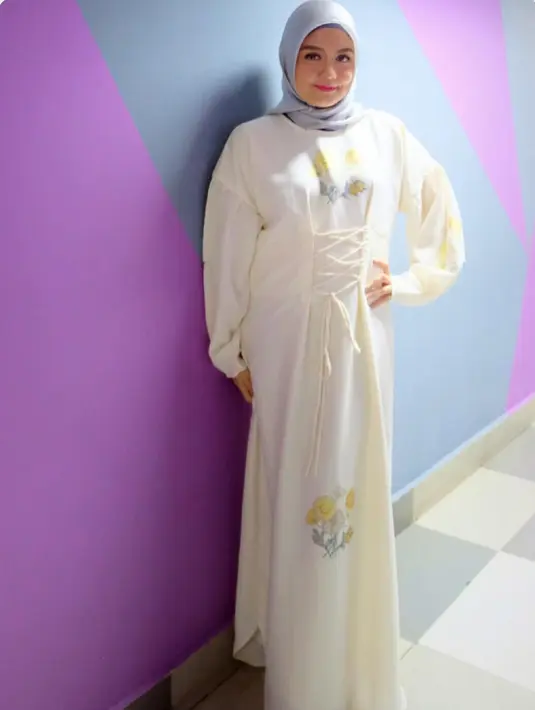 Selanjutnya, Tika Ramlan tampil sangat keibuan dengan gaya busananya seperti ini. Ia mengenakan dress berwarna putih dengan motif bunga-bunga, dan hijab abu-abunya. Kece banget pastinya! (Instagram/tika_ramlan)