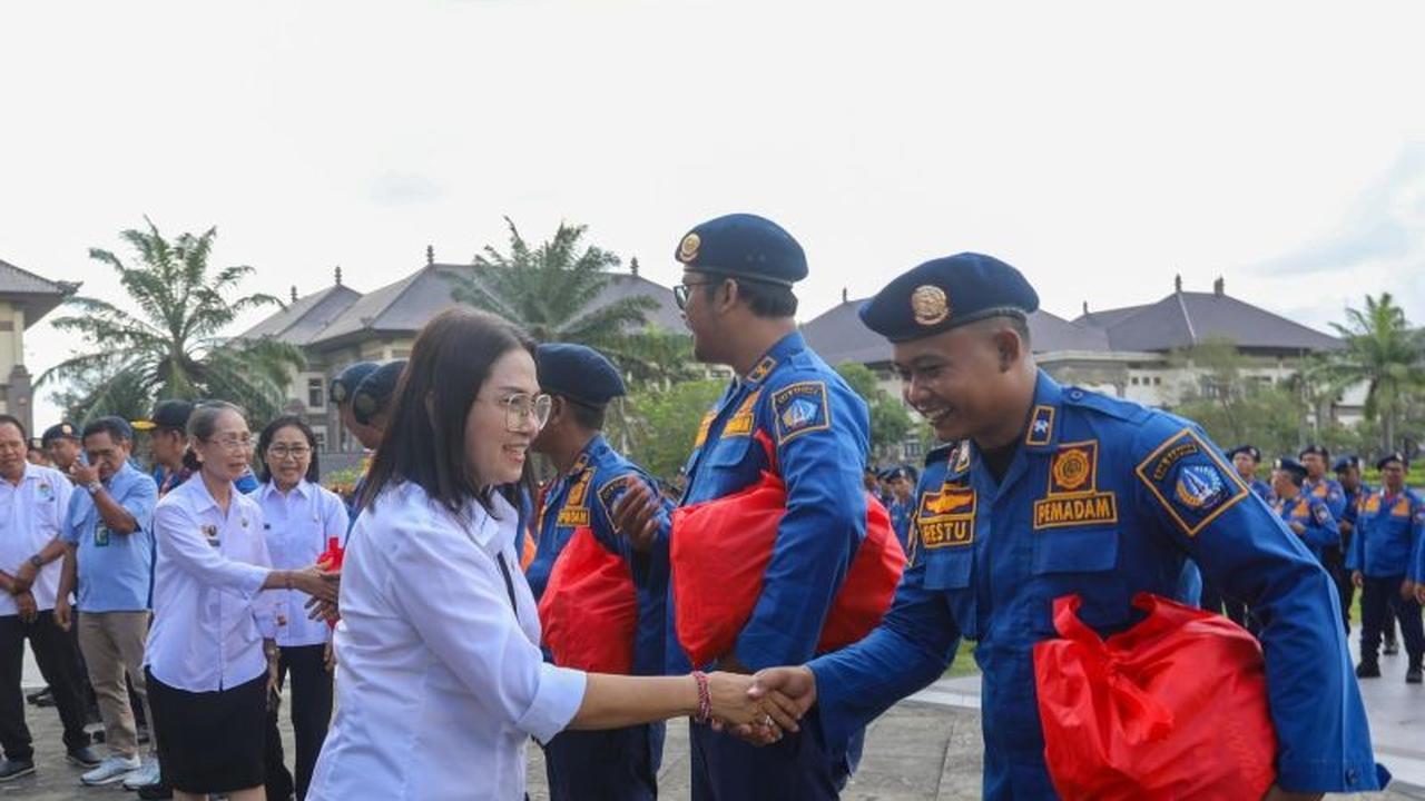Fakta 325 Paket Sembako: Pemkab-TJSP Badung Apresiasi Petugas Damkar dalam Penanganan Bencana