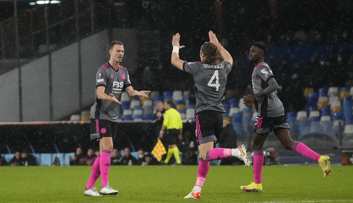 Bek Leicester City, Jonny Evans (kiri) berselebrasi usai mencetak gol ke gawang Napoli pada pertandingan Grup C Liga Europa di Stadion Diego Armando Maradona di Naples, Italia (10/12/2021). The Foxes terdepak dari Liga Europa karena berada diperingkat ketiga. (AP Photo/Gregorio Borgia)