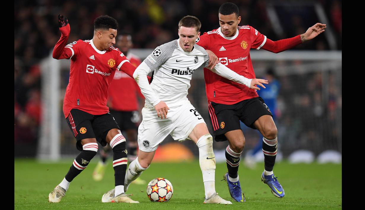 Serangan sayap milik Jesse Lingard dan Mason Greenwood. Kedua pemain tersebut juga banyak pengalaman walaupun usianya masih muda. Terbukti Mason Greenwood berhasil menjebol gawang Young Boys di menit ke-9. (AFP/Paul Ellis)