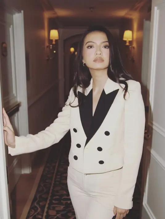 Blazer monokrom bernuansa kontras juga hadirkan elegansi look yang sempurna.  [Foto: Instagram/ Raline Shah]