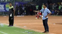 Djajang Nurdjaman tegang saksikan Persib vs Mitra Kukar (Helmi Fithriansyah/Liputan6.com)
