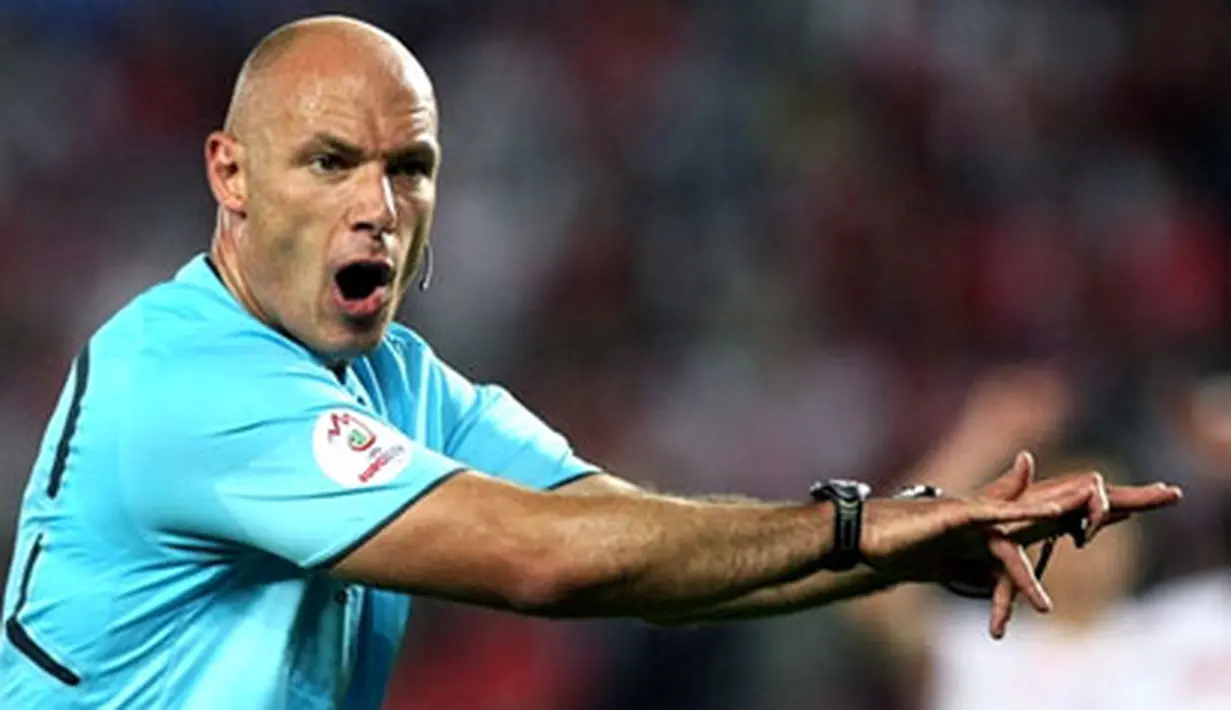 British referee Howard Webb gestures during the Euro 2008 Championships Group B football match Austria vs. Poland on June 12, 2008 at Ernst-Happel stadium in Vienna. AFP PHOTO DDP/ RONNY HARTMANN