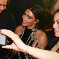 Asisten Kim Kardashian adalah salah satu orang terdekatnya. Kini, mereka tak lagi bicara. (Sumber Foto: Getty Images/Cosmopolitan)