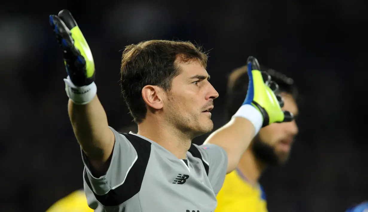 Kiper FC Porto, Iker Casillas terlihat memprotes keputusan wasit saat melawan Leicester City pada lanjutan liga Champions grup G di Stadion King Power, Leicester, Rabu (28/9/2016) dini hari WIB. (AP Photo/Rui Vieira)
