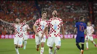 Bruno Petkovic dari Kroasia merayakan setelah mencetak gol ketiga timnya selama pertandingan sepak bola semifinal Nations League antara Belanda dan Kroasia di stadion De Kuip di Rotterdam, Belanda, Rabu, 14 Juni 2023. (Foto AP / Peter Dejong)