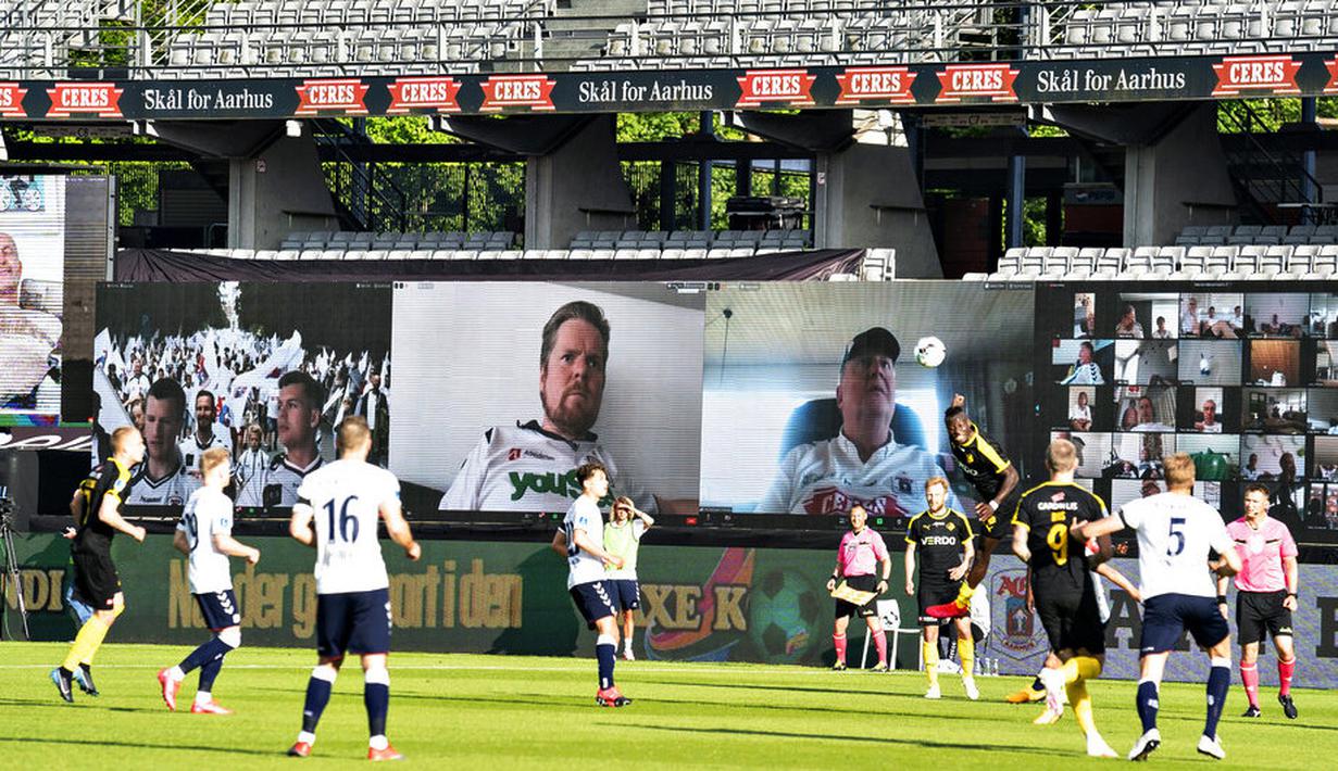 Suasana pertandingan AGF Aarhus melawan Randers FC pada laga Liga Denmark di Stadion Ceres Park (28/5/2020). Liga Denmark menghadirkan penonton virtual di stadion dengan aplikasi video Conference. (AP/Ritzau Scanpix - Henning Bagger)