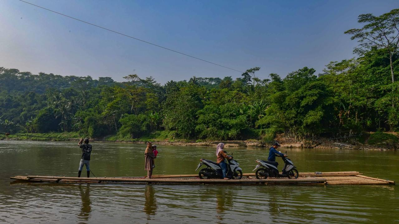 FOTO: Rakit Bambu Terakhir di Sungai Cisadane Masih Melayani Warga