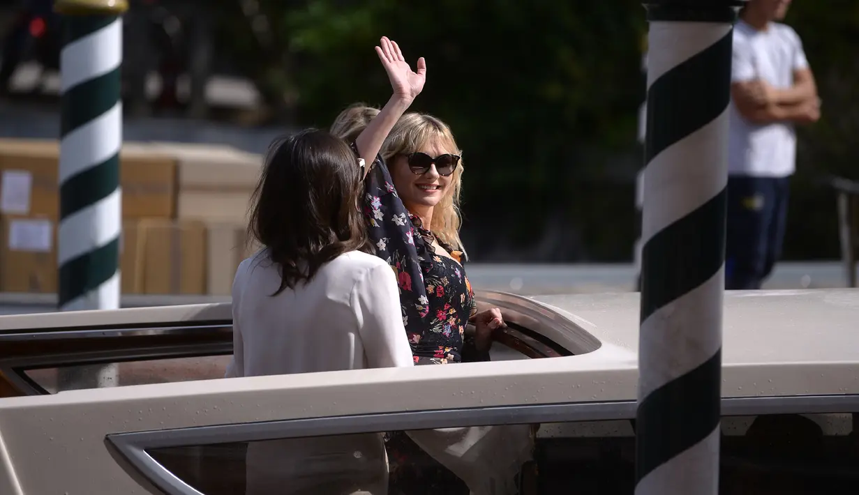 Aktris Kirsten Dunst berada di kapal saat tiba di Excelsior Hotel selama Festival Film Venice ke-74 di Venice Lido, Italia (4/9). Kirsten Dunst tampil cantik dengan Mengenakan gaun hitam bermotif bunga-bunga. (AFP Photo/Filippo Monteforte)