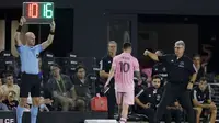 Pemain Inter Miami, Lionel Messi berjalan ke luar lapangan setelah digantikan oleh Robert Taylor pada laga lanjutan Liga Amerika Serikat (MLS) melawan Toronto FC di DRV PNK Stadium, Florida, Amerika, Kamis (21/09/2023) dini hari WIB. Belum tahu apa penyebab pasti La Pulga ditarik ke luar lapangan lebih cepat. Namun, Messi diduga kelelahan setelah melakoni jadwal padat bersama Inter Miami dan Timnas Argentina. (AFP/Getty Images/Joe Raedle)