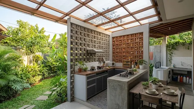 Dapur Terbuka dengan Dinding Roster di Samping Area Memasak