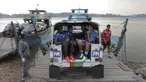 Pemain Persib melintasi Sungai Mahakam untuk berlatih jelang semi final Piala Presiden melawan Mitra Kukar di Stadion Aji Imbut, Tenggarong, Kaltim, Sabtu (3/10/2015). (Bola.com/Vitalis Yogi Trisna) 